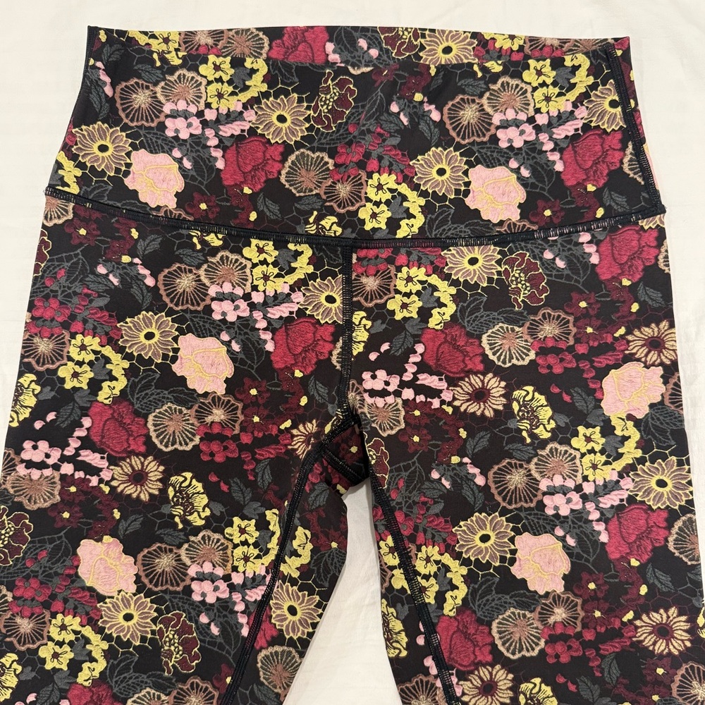 Lululemon Wunder Under Hi-Rise Crop Tights in Fluorolace Black Floral